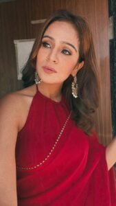 Fenil Umrigar Instagram - mere chehre ko padh kar sochte ho
ki mujhe pehchante ho

lagta hai lehron ko chhu kar samjhte ho ki samandar ko jaante ho 🌻