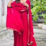 Fenil Umrigar Instagram – ye laal ishq♥️

Wearing: @urbanstree