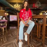 Fenil Umrigar Instagram - happy day today!🌻 📍: @mitronandheri 👕: @seismichype