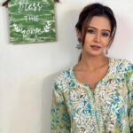 Fenil Umrigar Instagram – keep going, love 🌸

Wearing : @lucknow_i_chikan