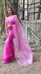 Fenil Umrigar Instagram - This is for @anitaraaj 🌸 she owns this song🙈😍 Wearing : @suyubyyukti 🌻