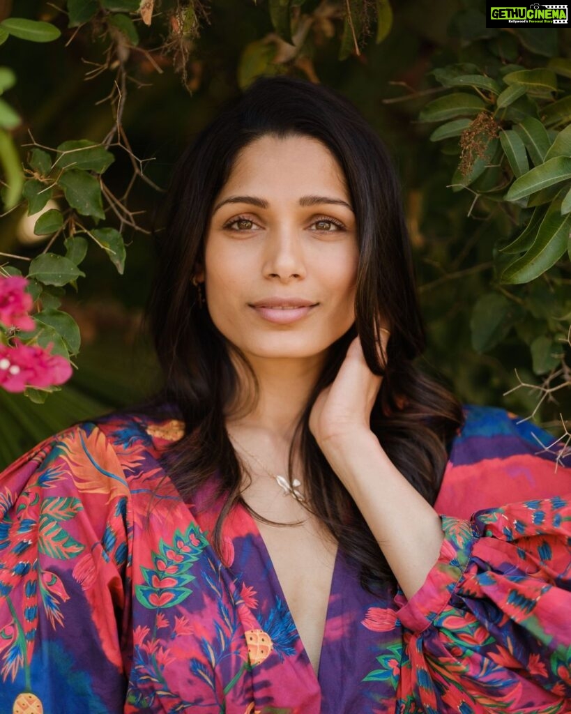 Freida Pinto Instagram - Last November, I had a candid conversation with @voguebeauty to speak about my experience with postpartum. Today, I am joining @sollishealth and their Warrior Campaign in an effort to create more space for honest conversations surrounding health. I wanted to highlight some stats I learned through my research. Did you know the maternal death rate for BIPOC women is 2.5 times higher than their caucasian counterparts? That one in five mothers suffer from postpartum depression during their pregnancy and or postpartum? And that over 65,000 women in the US yearly experience life threatening comorbidities related to pregnancy? The United States has the highest maternal mortality rate of industrialized nations— at a shocking 17.5 out of 100,000 births. Of these 52 % occur after the delivery or postpartum... To learn more about my experience and other chronic and invisible health conditions check out @sollishealth Los Angeles, California