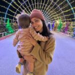 Freida Pinto Instagram - Trail of lights with my favourite humans… and elf Freeda-Kallo!
