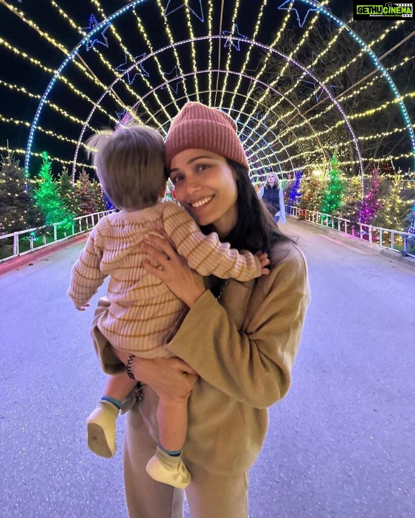 Freida Pinto Instagram - Trail of lights with my favourite humans… and elf Freeda-Kallo!