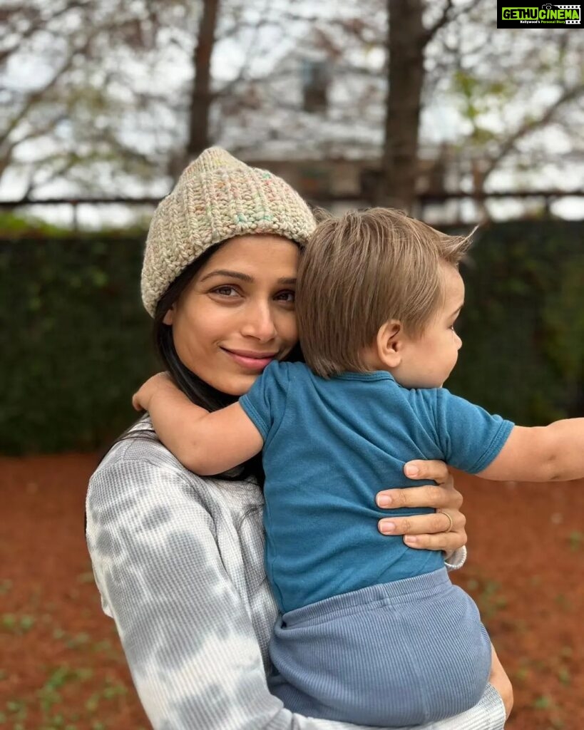 Freida Pinto Instagram - Sundays are for smiles,giggles, kisses, cuddles and family.