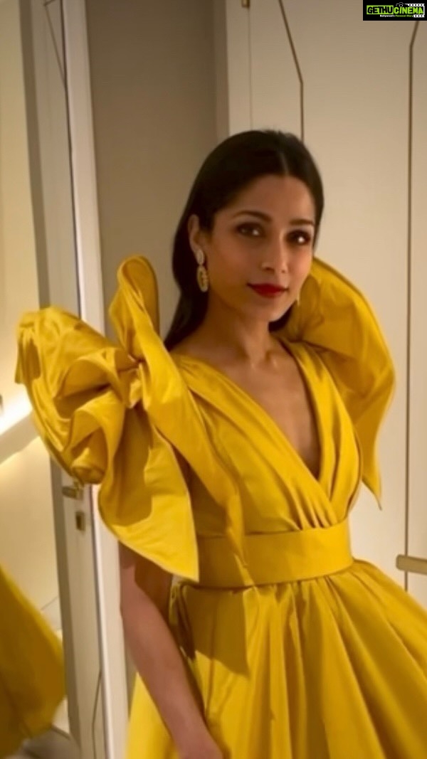 Freida Pinto Instagram - Quick change for the @redseafilm opening night.