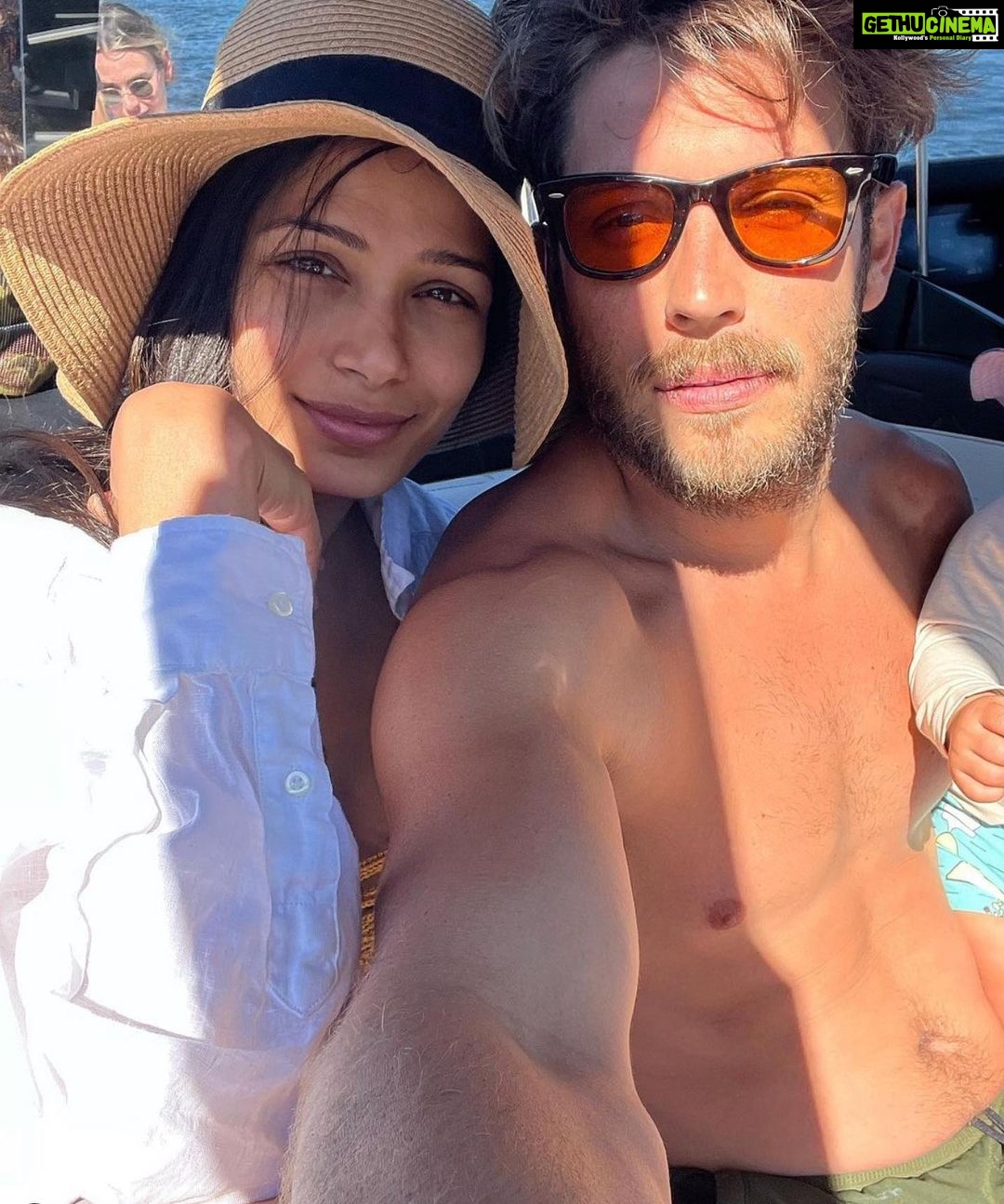 Freida Pinto Instagram - Missing summer on the lake…