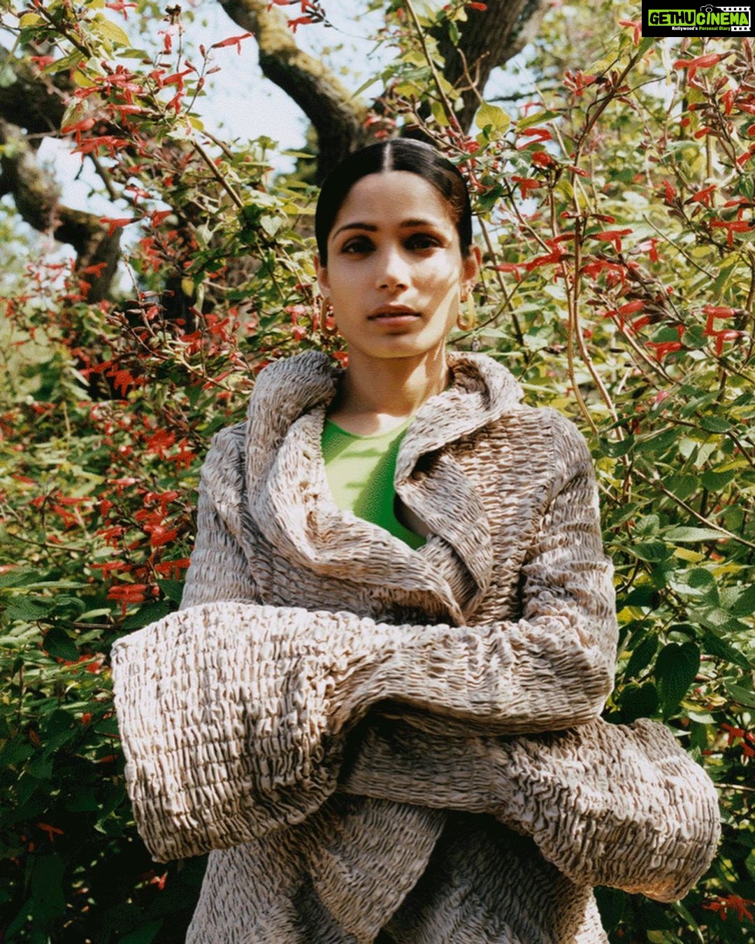 Freida Pinto Instagram - Could not be more ready for fall… @marieclaireuk TEAM MAKE-UP: @naokoscintu HAIR: @dayaruci NAILS: @emilyroselansley STYLIST: @nikhilmansata PHOTOGRAPHER: @ashishisshah EDITOR IN CHIEF: @andreacanwrite SHOOT/ FILM DIRECTOR: @lisaoxenham WORDS: @emilycro PRODUCER: @grace.warn ART EDITOR: @anaospinatejeiro CHIEF SUB EDITOR: @nicolamoyne PHOTO ASSISTANT: @edwardemberson PHOTO ASSISTANT: @wall_de_flower FASHION ASSISTANT: @roshnisukhlecha MAKEUP ASSISTANT: @rachaelthomasmakeup LOCATION: @chelsea_physic_garden London, Unιted Kingdom