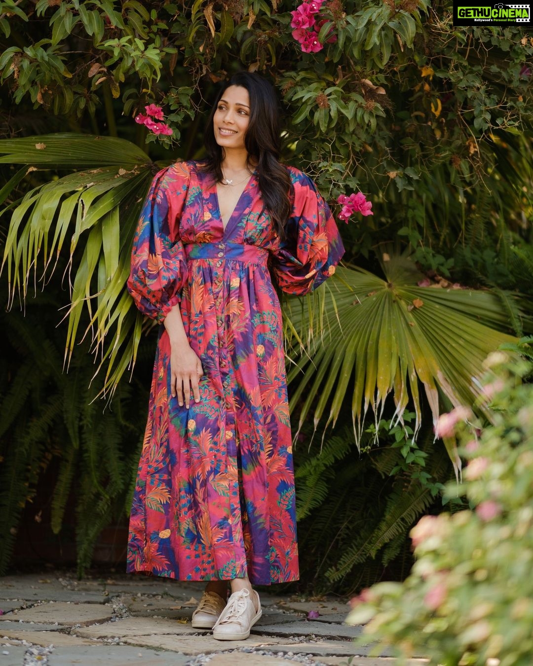Freida Pinto Instagram - Last November, I had a candid conversation with @voguebeauty to speak about my experience with postpartum. Today, I am joining @sollishealth and their Warrior Campaign in an effort to create more space for honest conversations surrounding health. I wanted to highlight some stats I learned through my research. Did you know the maternal death rate for BIPOC women is 2.5 times higher than their caucasian counterparts? That one in five mothers suffer from postpartum depression during their pregnancy and or postpartum? And that over 65,000 women in the US yearly experience life threatening comorbidities related to pregnancy? The United States has the highest maternal mortality rate of industrialized nations— at a shocking 17.5 out of 100,000 births. Of these 52 % occur after the delivery or postpartum... To learn more about my experience and other chronic and invisible health conditions check out @sollishealth Los Angeles, California