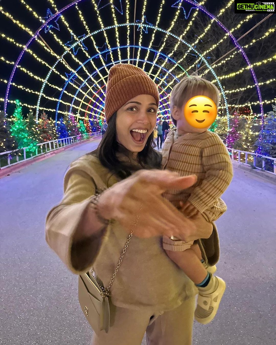 Freida Pinto Instagram - Trail of lights with my favourite humans… and elf Freeda-Kallo!