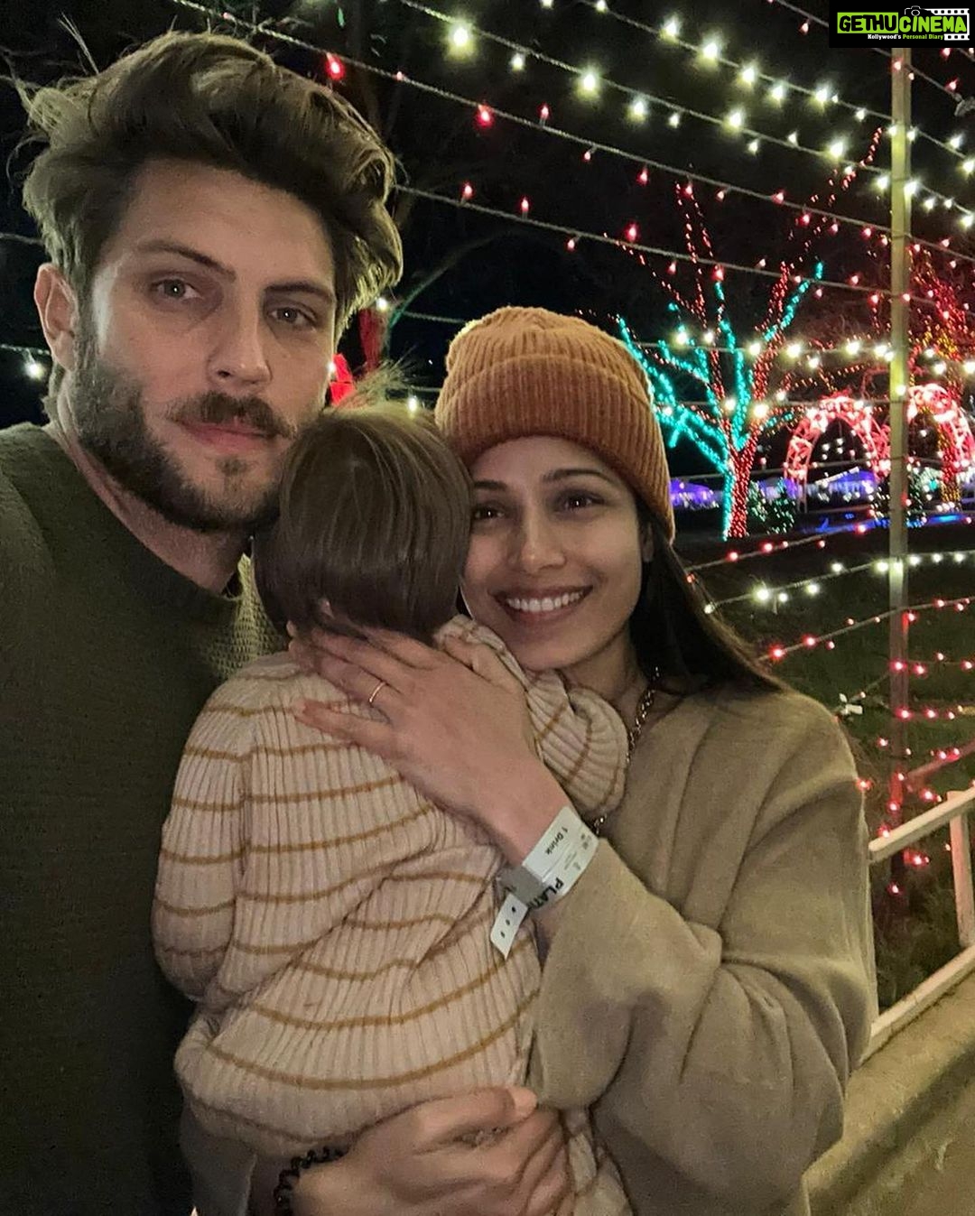 Freida Pinto Instagram - Trail of lights with my favourite humans… and elf Freeda-Kallo!