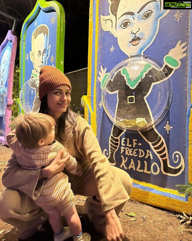 Freida Pinto Instagram - Trail of lights with my favourite humans… and elf Freeda-Kallo!