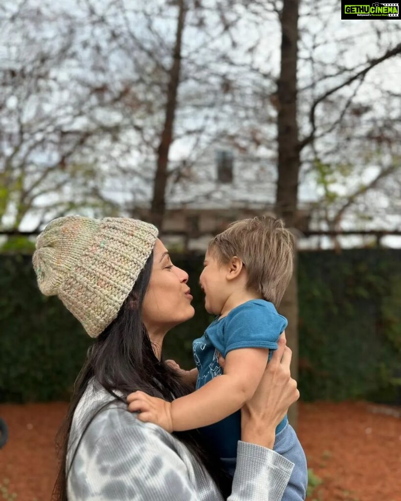 Freida Pinto Instagram - Sundays are for smiles,giggles, kisses, cuddles and family.