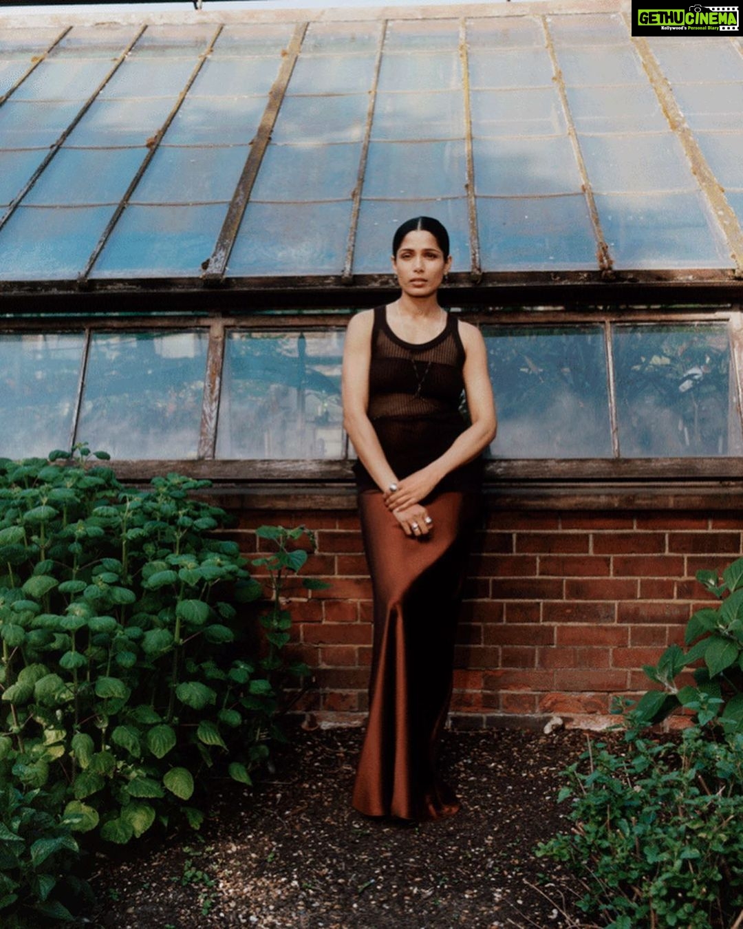 Freida Pinto Instagram - Could not be more ready for fall… @marieclaireuk TEAM MAKE-UP: @naokoscintu HAIR: @dayaruci NAILS: @emilyroselansley STYLIST: @nikhilmansata PHOTOGRAPHER: @ashishisshah EDITOR IN CHIEF: @andreacanwrite SHOOT/ FILM DIRECTOR: @lisaoxenham WORDS: @emilycro PRODUCER: @grace.warn ART EDITOR: @anaospinatejeiro CHIEF SUB EDITOR: @nicolamoyne PHOTO ASSISTANT: @edwardemberson PHOTO ASSISTANT: @wall_de_flower FASHION ASSISTANT: @roshnisukhlecha MAKEUP ASSISTANT: @rachaelthomasmakeup LOCATION: @chelsea_physic_garden London, Unιted Kingdom