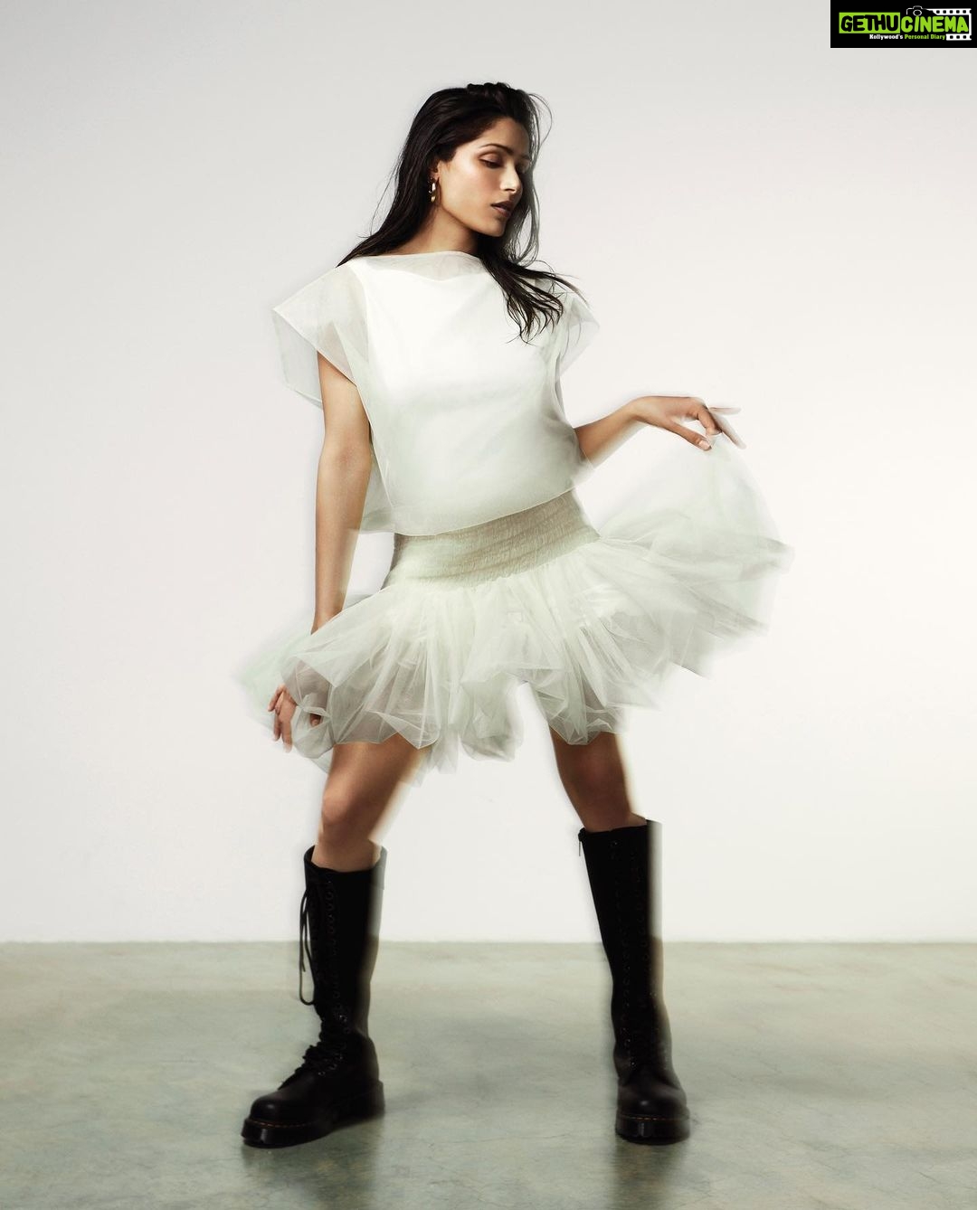 Freida Pinto Instagram - One more in honor of @mrmalcolmslist TEAM Make-up: @naokoscintu using @narsissist Hair: @dayaruci using @oribe Nails: @emilyroselansley using @chanel.beauty Fashion director: @nicolesmallwoodstylist Art director: @fleur.art.director Photographer: @rachell_photo Digital cover: @tracerital Photographer’s assistant: Oscar Yoosefinejad & Kate Whelan Fashion assistant: @daisylooksatstuff London, Unιted Kingdom
