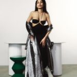Freida Pinto Instagram - A moment for this fit… TEAM Make-up: @naokoscintu using @narsissist Hair: @dayaruci using @oribe Nails: @emilyroselansley using @chanel.beauty Fashion director: @nicolesmallwoodstylist Art director: @fleur.art.director Photographer: @rachell_photo Digital cover: @tracerital Photographer’s assistant: Oscar Yoosefinejad & Kate Whelan Fashion assistant: @daisylooksatstuff London, Unιted Kingdom