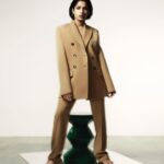 Freida Pinto Instagram - A moment for this fit… TEAM Make-up: @naokoscintu using @narsissist Hair: @dayaruci using @oribe Nails: @emilyroselansley using @chanel.beauty Fashion director: @nicolesmallwoodstylist Art director: @fleur.art.director Photographer: @rachell_photo Digital cover: @tracerital Photographer’s assistant: Oscar Yoosefinejad & Kate Whelan Fashion assistant: @daisylooksatstuff London, Unιted Kingdom