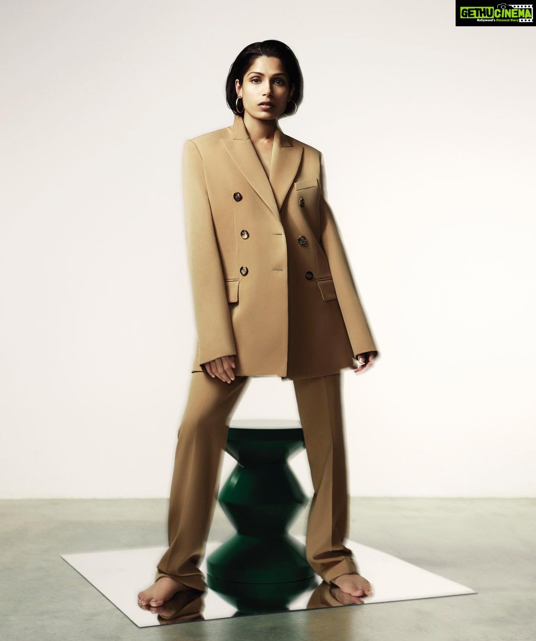 Freida Pinto Instagram - A moment for this fit… TEAM Make-up: @naokoscintu using @narsissist Hair: @dayaruci using @oribe Nails: @emilyroselansley using @chanel.beauty Fashion director: @nicolesmallwoodstylist Art director: @fleur.art.director Photographer: @rachell_photo Digital cover: @tracerital Photographer’s assistant: Oscar Yoosefinejad & Kate Whelan Fashion assistant: @daisylooksatstuff London, Unιted Kingdom