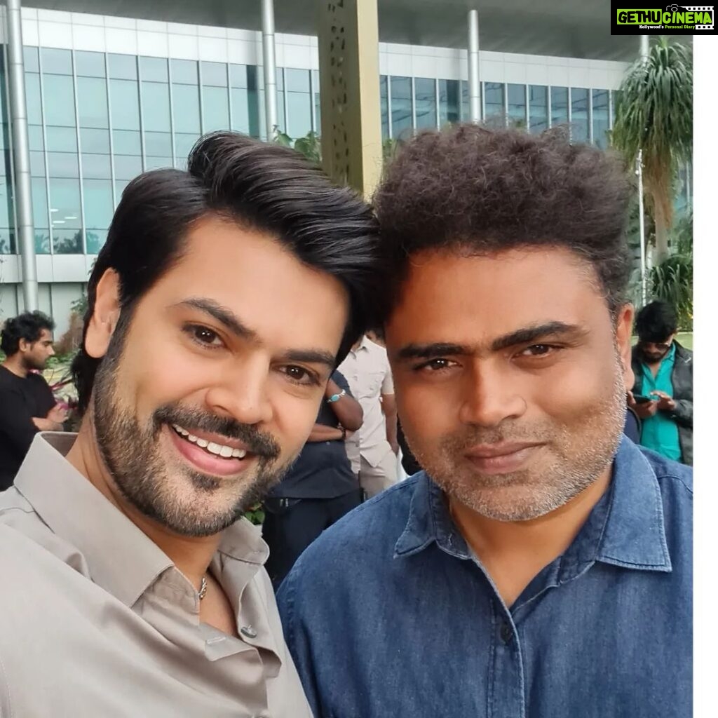 Ganesh Venkatraman Instagram - And its a Wrapp for me with #Varisu shooting ! Mandatory selfie with the captain of our ship dir @directorvamshi -Love his passion & dedication towards filmmaking, it has been such an enriching experience working with him🤗 Loved the way he has portrayed our #thalapathy so stylishly 😎😎 See u all on the Biggg Screen Sooon ❤ #ThalapathyVijay #varisupongal #theethalapathy #varisudu #anactorslife #mynext #Tamilcinema #telugucinema #positivevibes