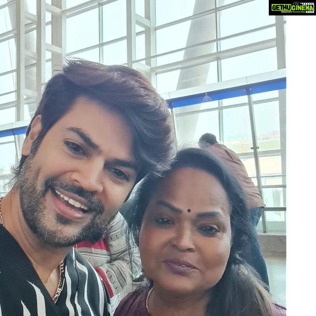 Ganesh Venkatraman Instagram - What an amazing coincidence Meeting my Cupid ❤ @kalamaster_official on my wedding anniversary ! Not many know that Kala master was the reason behind me meeting my wife @prettysunshine28 and I hv alwys called her my 'Cupid' since then😉... so bumping into her at the airport on the same day is what I call 'purely divine intervention' There's magic in Every moment in life, sometimes all we have to do is just keep our eyes open to Notice 🥰🥰 Love u Kala Master 🤗🤗 #alwaysgrateful #thankyouuniverse