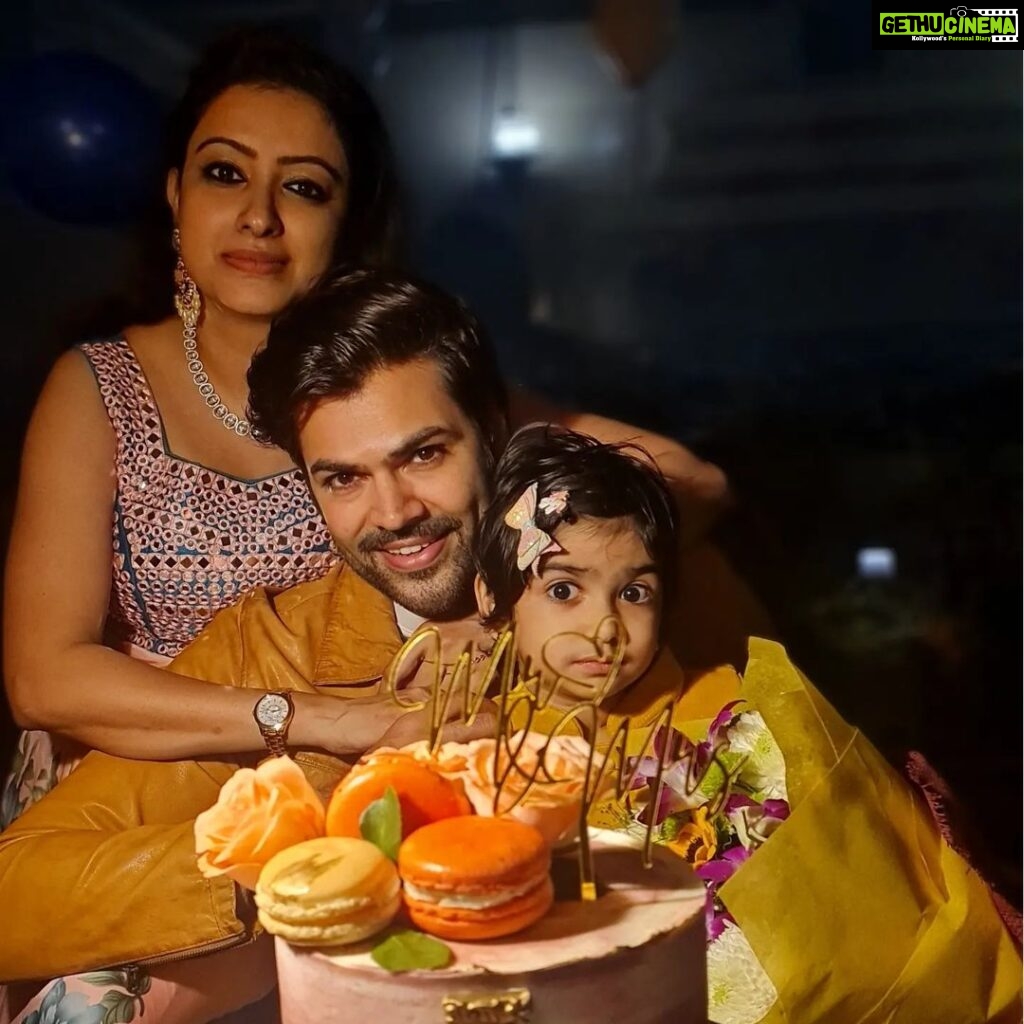 Ganesh Venkatraman Instagram - Samys mind voice - "Mom Dad if u guys r done with ur mushiness, can we please cut the cake fast, that ORANGE MACROON  looks sooooo tempting" 🤣🤣 #funnycaption #7thweddinganniversary #7years #weddinganniversary #family #lovelifelaughter