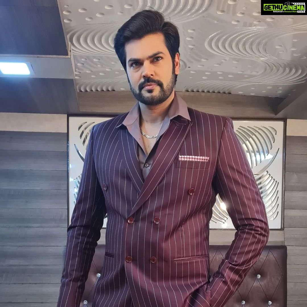 Ganesh Venkatraman Instagram - The World of MUKESH 💸💸⚡️⚡️ #behindthescenes #varisublockbuster #30yearsofvijayism #thalapathyfanforever #thalapathyvijay #varisupongal #anactorslife #shootingspot #Tamilcinema #thalapathyfanforlife #photodump
