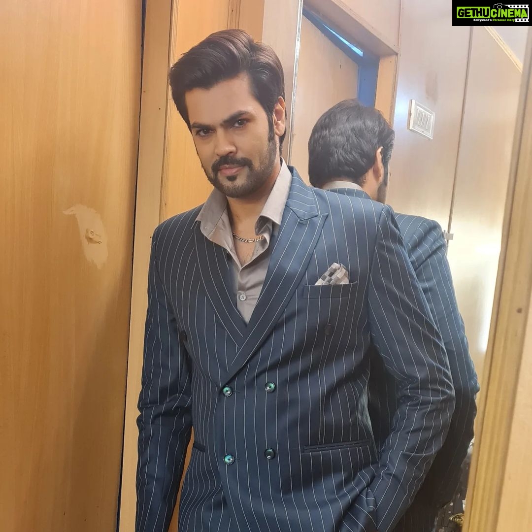 Ganesh Venkatraman Instagram - The World of MUKESH 💸💸⚡️⚡️ #behindthescenes #varisublockbuster #30yearsofvijayism #thalapathyfanforever #thalapathyvijay #varisupongal #anactorslife #shootingspot #Tamilcinema #thalapathyfanforlife #photodump