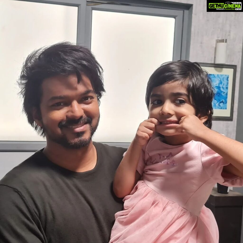 Ganesh Venkatraman Instagram - The biggest #Thalapathy fan in my family is also the youngest... my 3 yr old daughter Samaira 😍 And she was the happiest meeting her favorite #vijay uncle 😊 Thank u Vijay anna for going out of ur way in making each of ur fans feel so special.. no wonder u r the King of everyones hearts❤❤ #enganenjinadhipathy @prettysunshine28 #thalapathyfan #thalapathyvijay #varisupongal‌  #varisublockbuster