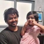 Ganesh Venkatraman Instagram – The biggest #Thalapathy fan in my family is also the youngest… my 3 yr old daughter Samaira 😍

And she was the happiest meeting her favorite #vijay uncle 😊

Thank u Vijay anna for going out of ur way in making each of ur fans feel so special.. no wonder u r the King of everyones hearts❤❤ #enganenjinadhipathy

@prettysunshine28
#thalapathyfan

#thalapathyvijay

#varisupongal‌ 

#varisublockbuster