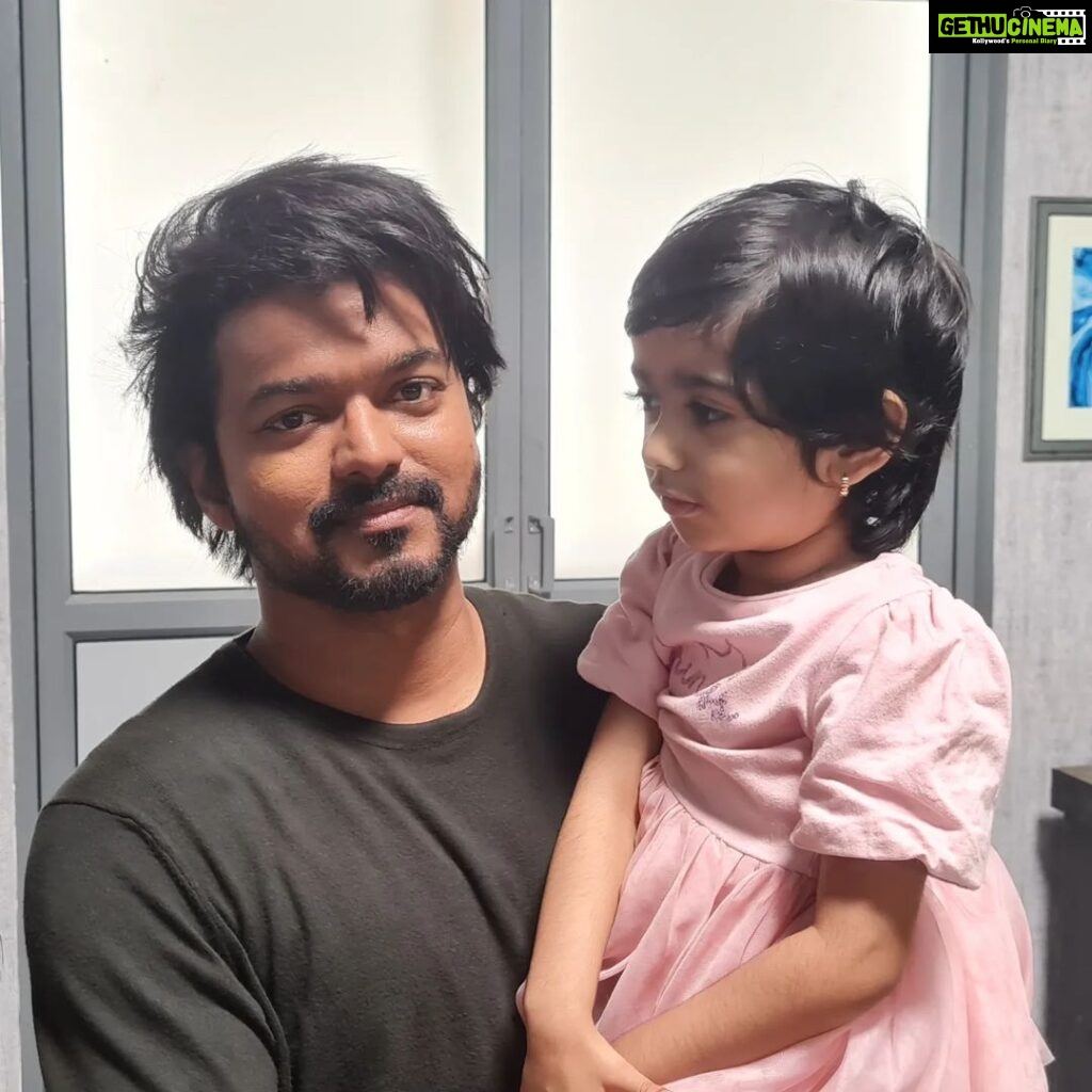 Ganesh Venkatraman Instagram - The biggest #Thalapathy fan in my family is also the youngest... my 3 yr old daughter Samaira 😍 And she was the happiest meeting her favorite #vijay uncle 😊 Thank u Vijay anna for going out of ur way in making each of ur fans feel so special.. no wonder u r the King of everyones hearts❤❤ #enganenjinadhipathy @prettysunshine28 #thalapathyfan #thalapathyvijay #varisupongal‌  #varisublockbuster