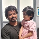 Ganesh Venkatraman Instagram – The biggest #Thalapathy fan in my family is also the youngest… my 3 yr old daughter Samaira 😍

And she was the happiest meeting her favorite #vijay uncle 😊

Thank u Vijay anna for going out of ur way in making each of ur fans feel so special.. no wonder u r the King of everyones hearts❤❤ #enganenjinadhipathy

@prettysunshine28
#thalapathyfan

#thalapathyvijay

#varisupongal‌ 

#varisublockbuster