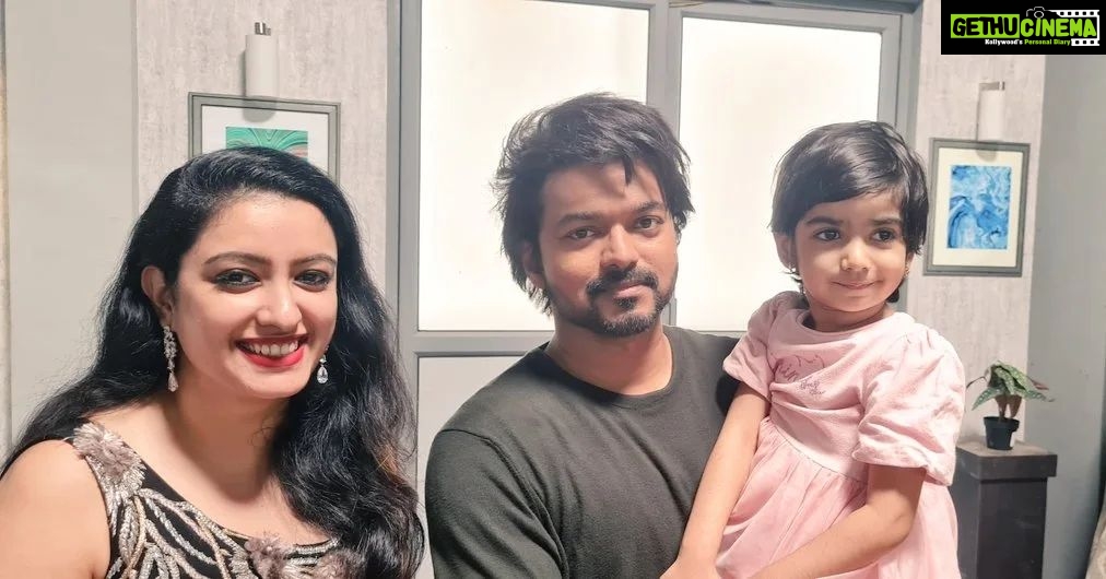 Ganesh Venkatraman Instagram - The biggest #Thalapathy fan in my family is also the youngest... my 3 yr old daughter Samaira 😍 And she was the happiest meeting her favorite #vijay uncle 😊 Thank u Vijay anna for going out of ur way in making each of ur fans feel so special.. no wonder u r the King of everyones hearts❤❤ #enganenjinadhipathy @prettysunshine28 #thalapathyfan #thalapathyvijay #varisupongal‌  #varisublockbuster