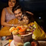 Ganesh Venkatraman Instagram – Samys mind voice – “Mom Dad if u guys r done with ur mushiness, can we please cut the cake fast, that ORANGE MACROON  looks sooooo tempting” 🤣🤣

#funnycaption
#7thweddinganniversary
#7years
#weddinganniversary
#family
#lovelifelaughter