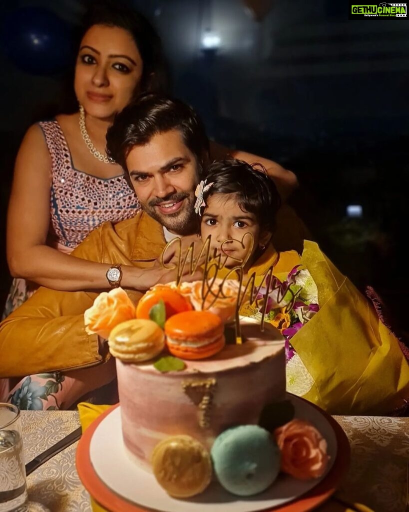 Ganesh Venkatraman Instagram - Samys mind voice - "Mom Dad if u guys r done with ur mushiness, can we please cut the cake fast, that ORANGE MACROON  looks sooooo tempting" 🤣🤣 #funnycaption #7thweddinganniversary #7years #weddinganniversary #family #lovelifelaughter