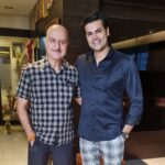 Ganesh Venkatraman Instagram - What a privilege to see @anupampkher sir at work..seeing him bring #Gurudev #RabindranathTagore to life was indeed a goose bump moment for the actor in Me !! Blessed to be working wit some of our industry stalwarts in ths film that seeks to tell d TRUTH of our glorious history🇮🇳