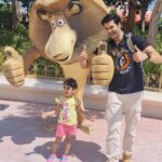 Ganesh Venkatraman Instagram - I like to Move it Move it 👍👍 Hanging out with some of samys fav animation characters ❤❤ @dreamworks #daddydaughter #vacationmode #holiday #family #Dubai #innerchild