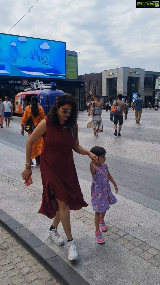 Ganesh Venkatraman Instagram - Vacation Time 🛫🛫.... Holiday begins ❤❤ Excitement level🎚🆙️ 🤩 #Dubai #summerholidays #familytime