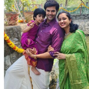 Ganesh Venkatraman Instagram - Early morning Pooja and kovil Darshanam Positive vibes 😇😇 Happy Sunday Folks ❤ Have a super week ahead... #family #positivevibesonly  #happysunday @prettysunshine28 #SamairaGanesh
