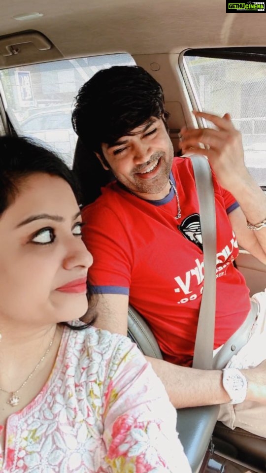 Ganesh Venkatraman Instagram - Intha kadamai unacharchi aathiga ma irukaravangalae ipidi than 🙄🤐 romance ah? vaipilla raja 🙃 #romance #noromance