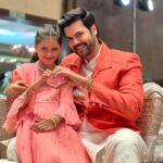 Ganesh Venkatraman Instagram - Twinning with my Niece 💞💞 #littleangel #familywedding #prettyinpeach #happytimes #familytime #purelove❤️ #allmyheart