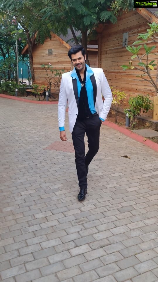 Ganesh Venkatraman Instagram - Wherever you are, be your own boss 😎 Endrum nee unakkae thalaivaa ❤ #greatstart2023 #gratitude #love #thalapathyvijay #thalapathyfanforever #varisublockbuster #anactorslife #Tamilcinema