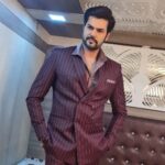 Ganesh Venkatraman Instagram - The World of MUKESH 💸💸⚡️⚡️ #behindthescenes #varisublockbuster #30yearsofvijayism #thalapathyfanforever #thalapathyvijay #varisupongal‌  #anactorslife #shootingspot #Tamilcinema #thalapathyfanforlife #photodump