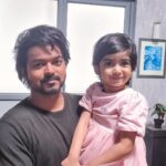 Ganesh Venkatraman Instagram – The biggest #Thalapathy fan in my family is also the youngest… my 3 yr old daughter Samaira 😍

And she was the happiest meeting her favorite #vijay uncle 😊

Thank u Vijay anna for going out of ur way in making each of ur fans feel so special.. no wonder u r the King of everyones hearts❤❤ #enganenjinadhipathy

@prettysunshine28
#thalapathyfan

#thalapathyvijay

#varisupongal‌ 

#varisublockbuster