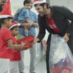 Ganesh Venkatraman Instagram – Bringing a Smile on the faces of these little Children at the Rainbow Children’s Hospital and seeing their faces bright up with cheer & laughter as I gave them gifts was an enriching experience for me. Like they say- ‘The joy is in the giving’ and that’s what the spirit of Christmas is all about 🌈 

After all we are all vessels of Love and Empathy. The vessels may come and go but the LOVE and EMPATHY must always keep flowing ❤❤

Here’s Wishing u and ur family a Merry Christmas, Let’s be a Santa for someone & make their life’s better
lots of luv, health & blessings
Ganesh 🎅 

#RainbowHospitals #RainbowChildrensHospital #SeasonsGreetings #MerryChristmas #ganeshvenkatram #SantaClaus #Children #Surprise #SecretSanta  #Chennai #PricelessMoments #Smiles #Joy #Laughter #Childcare #makingpositivitygoviral