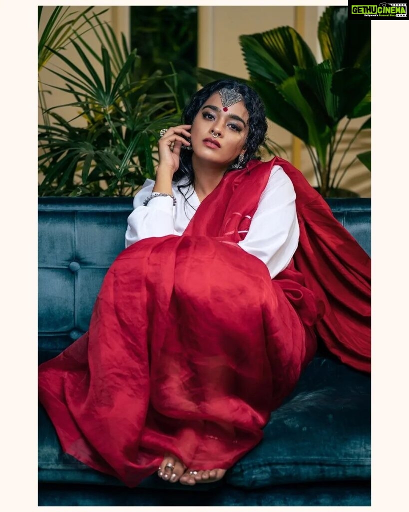 Gayathrie Instagram - The most stunning @gayathrieshankar aced this look in a recent award show! Glam team : Styling : @shimona_stalin Outfit : @johnandananth Accessories : @fineshinejewels MUH : @snehamnj @hair_by_naemat @glossbymeenakshi PC: @arclights #gayathrieshankar #kollywood #styling #redcarpet #glam #stylist #kollywoodactress Chennai, India