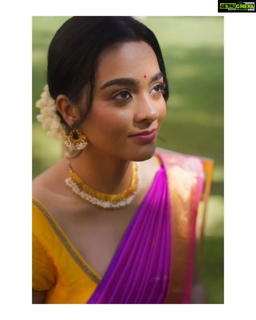 Gayathrie Instagram - Where be my Vanthiyadevan?! 😍 Photography: @kanmaniphotography Makeup & Hair: @alysarhaai_mua Drapist: @sareedrapist