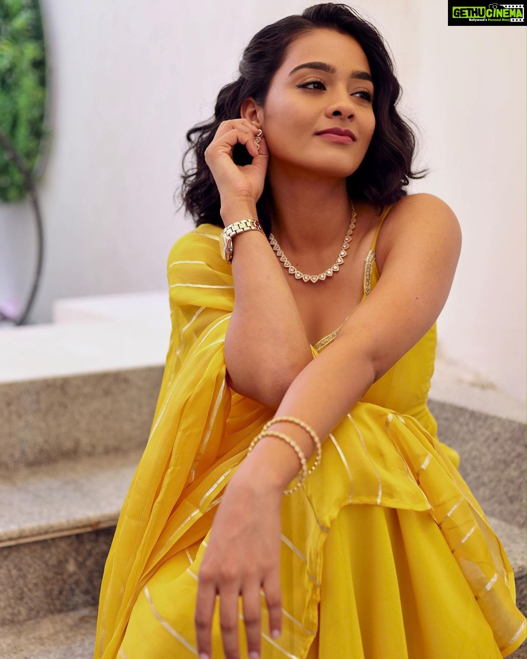 Gayathrie Instagram - Wearing sunshine today 💛✨ . . HMUA| 📸: @alysarhaai_mua Styling: @shimona_stalin Outfit: @studio_l_by_lini