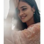Gayathrie Instagram - Hai Praands! Ellarum Tea saapteengla? ☕ Photo pudichirundha like panunga ❤️ @pournami_mukesh_photography @shimona_stalin @__tyorce__