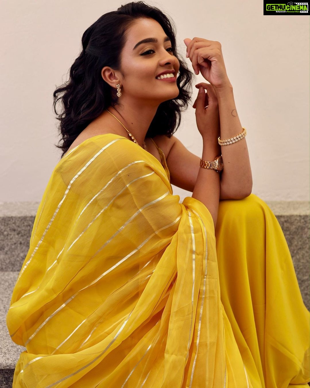 Gayathrie Instagram - Wearing sunshine today 💛✨ . . HMUA| 📸: @alysarhaai_mua Styling: @shimona_stalin Outfit: @studio_l_by_lini
