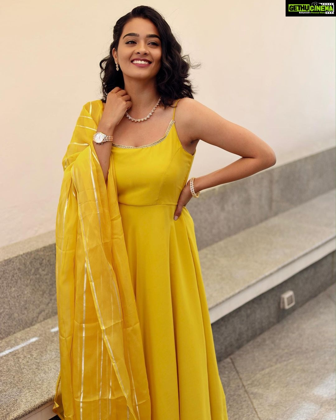 Gayathrie Instagram - Wearing sunshine today 💛✨ . . HMUA| 📸: @alysarhaai_mua Styling: @shimona_stalin Outfit: @studio_l_by_lini